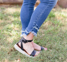 Load image into Gallery viewer, Jitter Bug jeans